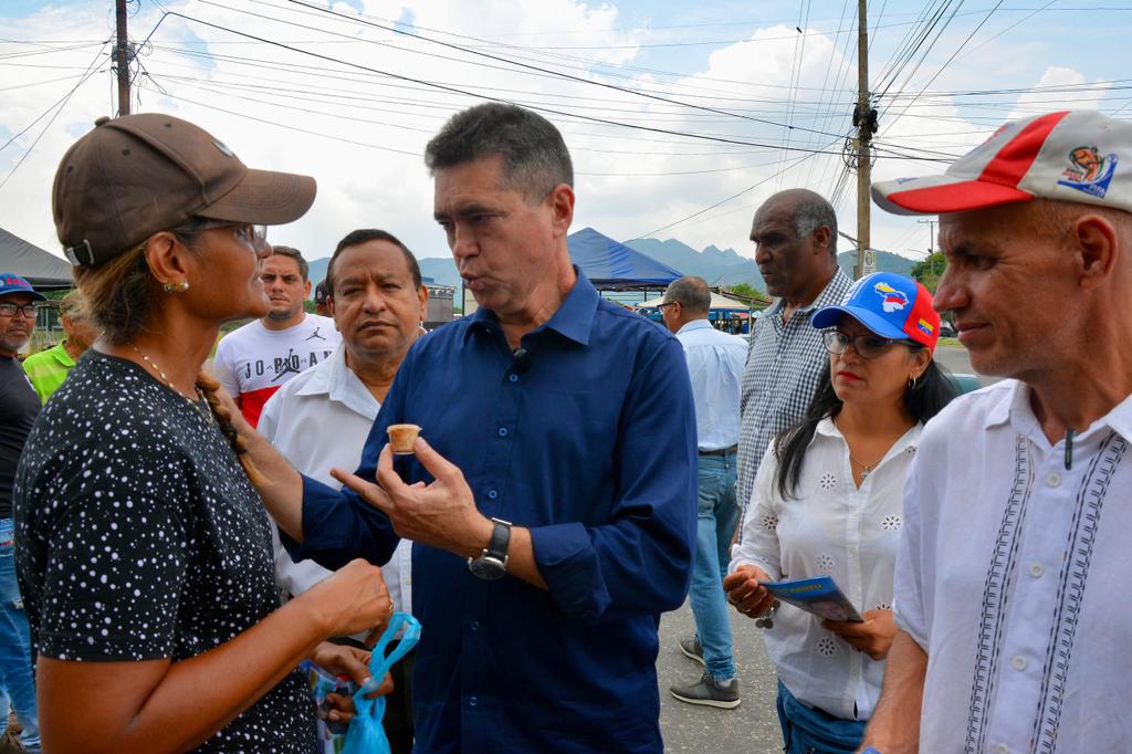 unt_carabobo's tweet photo. Vecinos de Ciudad Alianza en #Guacara, conocieron de manos de nuestro candidato a la gobernación Ylidio Abreu, detalles del #Plan38 para gobernar #Carabobo
#CaraboboEsLaRazon https://t.co/jS89Fm8ZUp