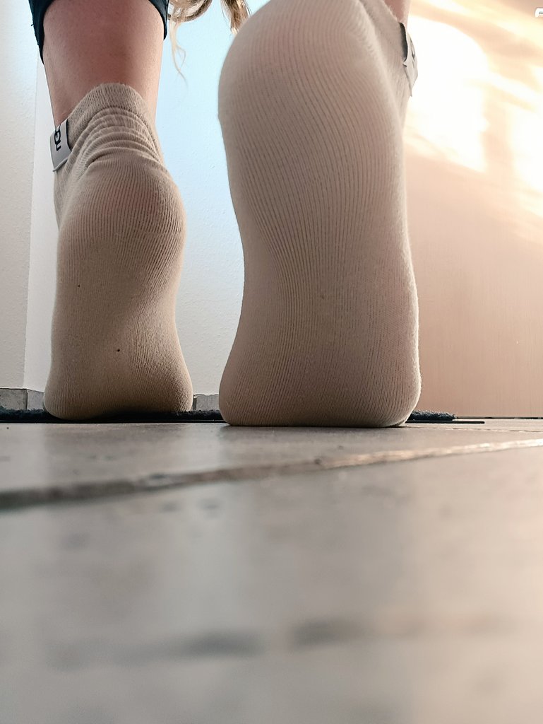 Ruby_07_06's tweet photo. Ist es das was du willst? Soll ich auf die raumtreten. #feetfetısh #feetِ #Feet #payfor #socken #fetisch https://t.co/hIKnIPYmPE