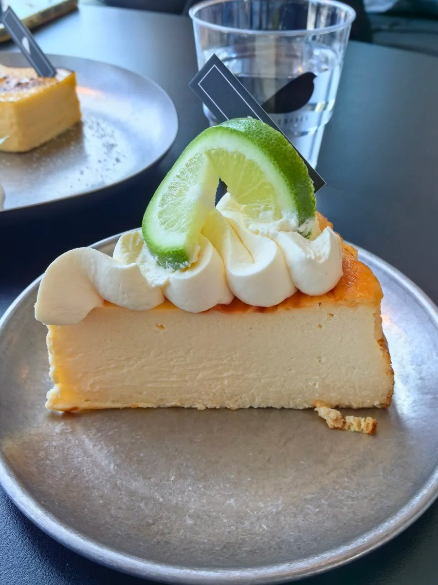 静かな午後に、
レモンチーズケーキとアイスコーヒーでひと息☕️
この時間が、とても好き。#カフェ巡り #チーズケーキ #ひとり時間 #カフェ好きな人と繋がりたい