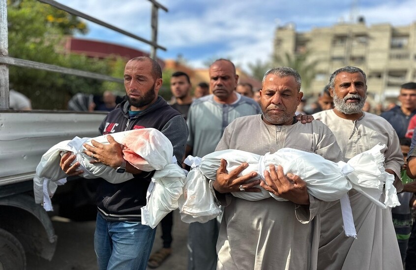 YZaatreh's tweet photo. عاصفة صباحية في "الكيان".. أحد رموزه الكبار يجرِّمه في العلن..

في مقابلة صباح اليوم على القناة الثانية، قال رئيس الحزب الديمقراطي، اللواء (احتياط) يائير جولان "إن الدولة العاقلة لا تشنّ حربا ضد المدنيين، ولا تقتل الأطفال كهواية، ولا تضع لنفسها هدف طرد السكان".

مباشرة بدأت ردود الفعل الساخطة.

بن غفير اتهمه بترديد رسائل المتحدث باسم "حماس"،  وبنشر "الافتراءات الدمويّة المعادية للساميّة ضد دولة إسرائيل".

وتبعه في الهجمة نتنياهو ووزير الدفاع ووزير الخارجية ووزير الاتصالات وأعضاء في "الكنيست"، وصلت حد وصفه بـ"الإرهابي" والمطالبة بمحاكمته، وكل ذلك في غضون أقل من ساعتين.

إنهم يُدينون أنفسهم بأنفسهم، بعد أن أجمع العالم على إدانتهم، وتلك بداية النهاية.