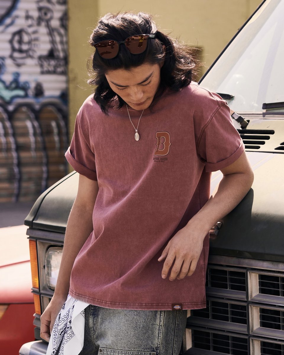 dickiesjp's tweet photo. NEW ARRIVALS: ヘビージャージー グラフィック ロゴ S/S Tシャツ

ウエスタン調のロゴグラフィックが施されたTシャツ。
ヴィンテージライクな色合いもスタイリングに個性をプラス。

商品の詳細はこちら: https://t.co/MbvAjdUAbF

取り扱い店舗：
Dickies公式オンラインショップ → https://t.co/EvQGqXOdm4
Dickies大阪梅田HEP FIVE
MARK IS みなとみらい
コクーンシティ さいたま新都⼼
Clefy三宮
ZOZOTOWN公式サイト → https://t.co/uUnJfEoDrP