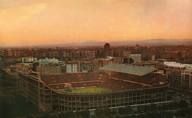 Moltes felicitats, Mestalla. L´escenari de tants moments únics de les nostres vides. Un camp que es mereix una consideració i el màxim respecte. Part de la història de la ciutat. Amenaçat per especuladors i polítics sense escrúpols.Ens mantindrem fidels en la teua defensa.