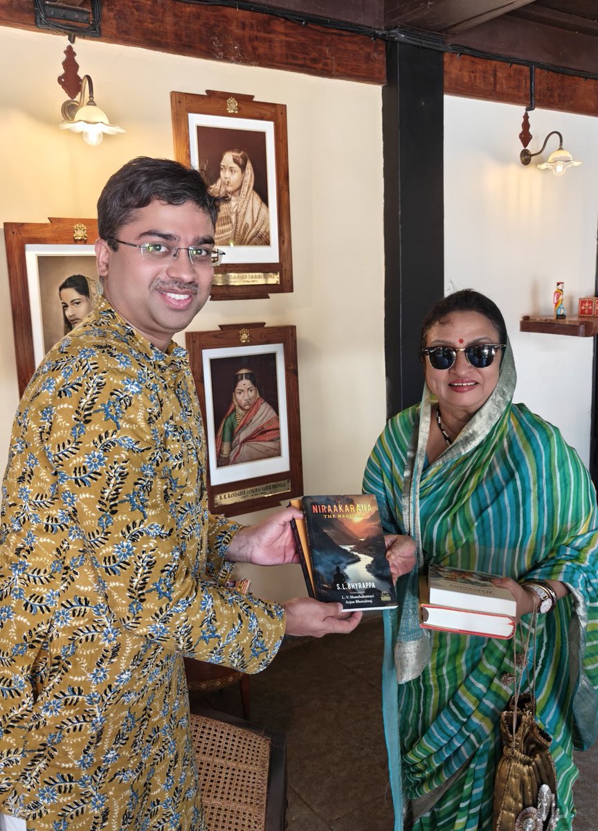 We are delighted to present our books, (including Niraakarana of SL Bhyrappa) to Ranisaheb Shubhadadevi Khem Sawant Bhonsle, Present queen of Sawantwadi. 

In picture : Scholar Arjun Bharadwaj and Ranisaheb 🙏🙏