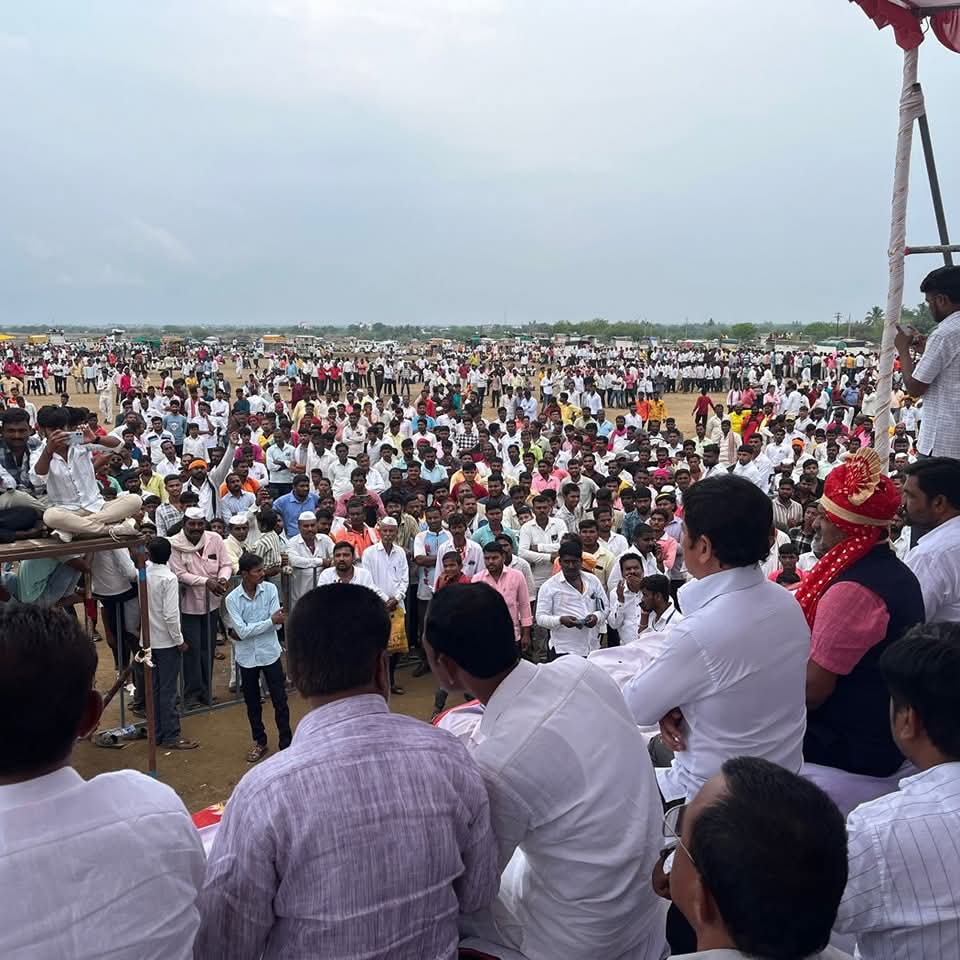 भिर्र..सांगोल्यात बैलगाडा शर्यतीचा थरार..! 

घेरडी, ता-सांगोला येथे राष्ट्रीय समाज पक्षाचे प्रदेश उपाध्यक्ष सोमा उर्फ आबा मोटे यांच्या वाढदिवसाच्या निमित्ताने बैलगाडा शर्यत आयोजित करण्यात आली होती.याप्रसंगी आमदार रणजितसिंह मोहिते-पाटील यांच्यासह अनेक मान्यवर उपस्थित होते.