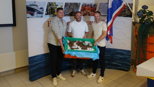 Eerste kistje meischol brengt ruim anderhalf ton op; opbrengst is bestemd voor experience center van Waypoint Urk -  heturkerland.nl/l/48451