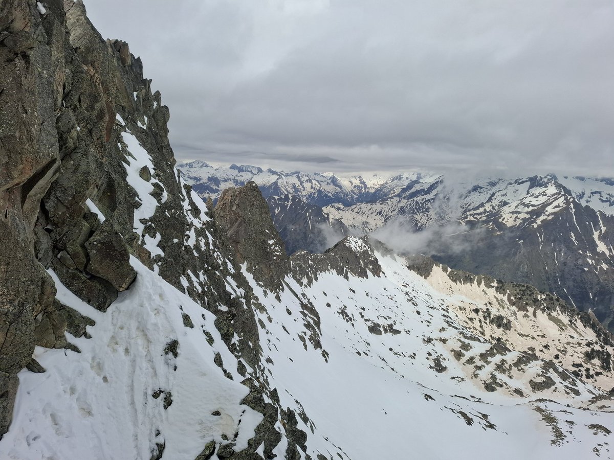 mayteserrat's tweet image. Espectacular jornada d’alpinisme a la Cresta dels 15 Gendarmes!

Una de les més elegants i aèries del Pirineu amb quinze agulles amb passos de fins a IV+ obligat.

Cresta feta, somriures guanyats i muntanya al cor. Ens veiem allà dalt!

Seguim!!

#Alpinisme #Cresta15Gendarmes
