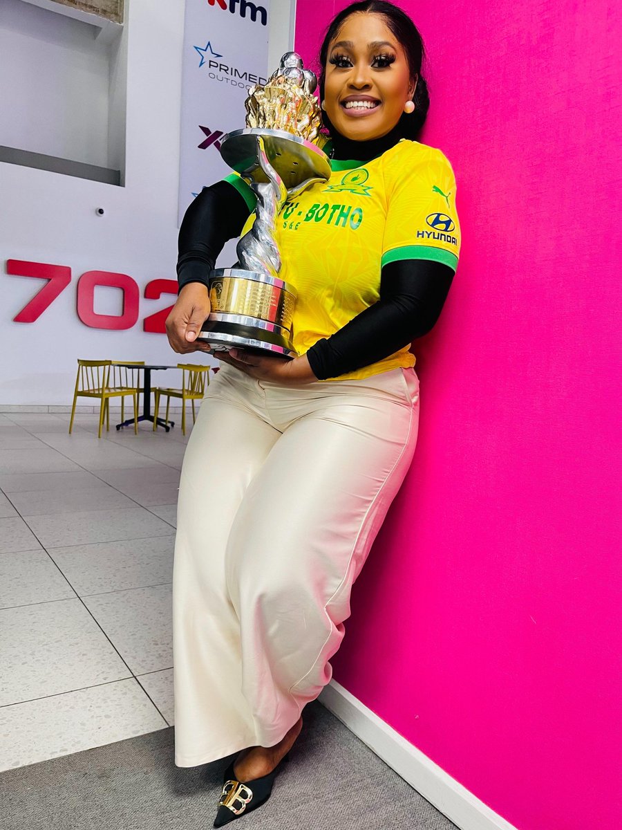 MamelloMakha11's tweet photo. What Beautiful Trophy @betwaypremiership @Betway_za 🥰💛💛💛💛💛👆👆👆💛💛💛
When Art meets sport! Well done Nelson Makamo and betway what a stunning piece of design. @robertmarawa @Masandawana #sundowns #masandawana #SundownsprideofSouthernAfrica https://t.co/ogD37sLqK4
