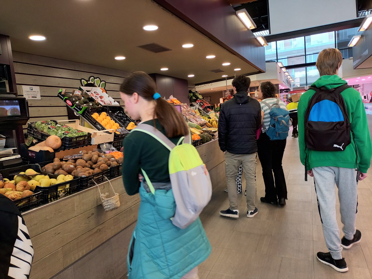 🥦 Ahir l’alumnat del curs #IFE va visitar els mercats d’Olot per parlar amb els paradistes i conèixer de prop productes de qualitat i de proximitat. 

#InstitutAbatOliba
