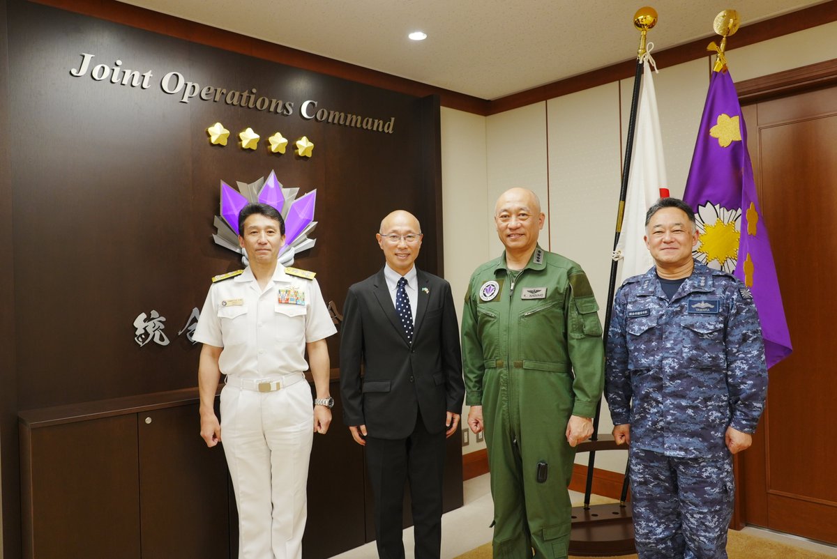 jjoc_pa's tweet image. 5月16日、原圭一駐ジブチ大使が #統合作戦司令部 をご訪問され、特にジブチ周辺海域の海洋安全保障と #ジブチ における能力支援事業について、その必要性、重要性を統合作戦司令官と認識を共有しました。