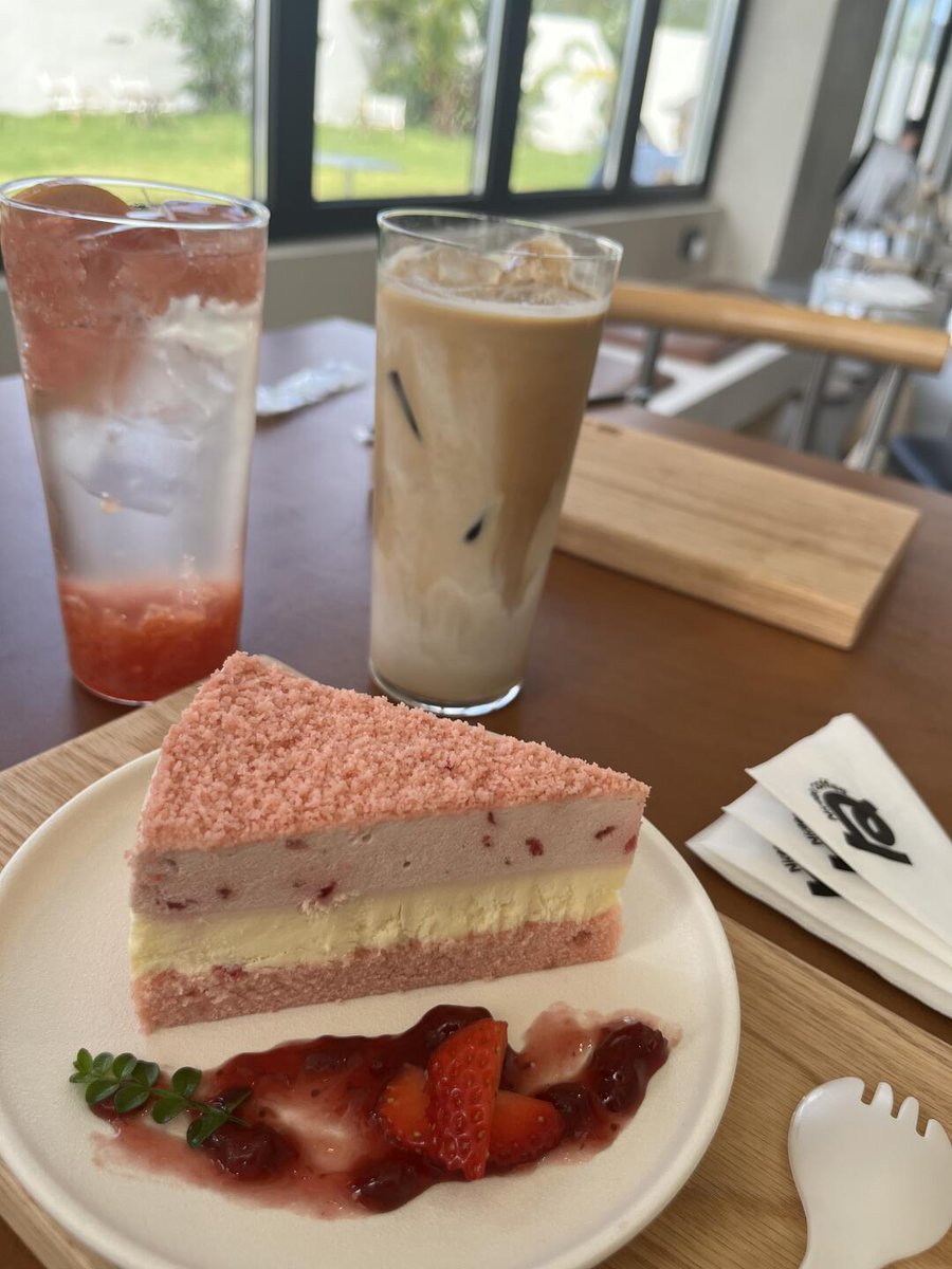 ゆったりアフタヌーンティー、甘いひととき☕️🍰