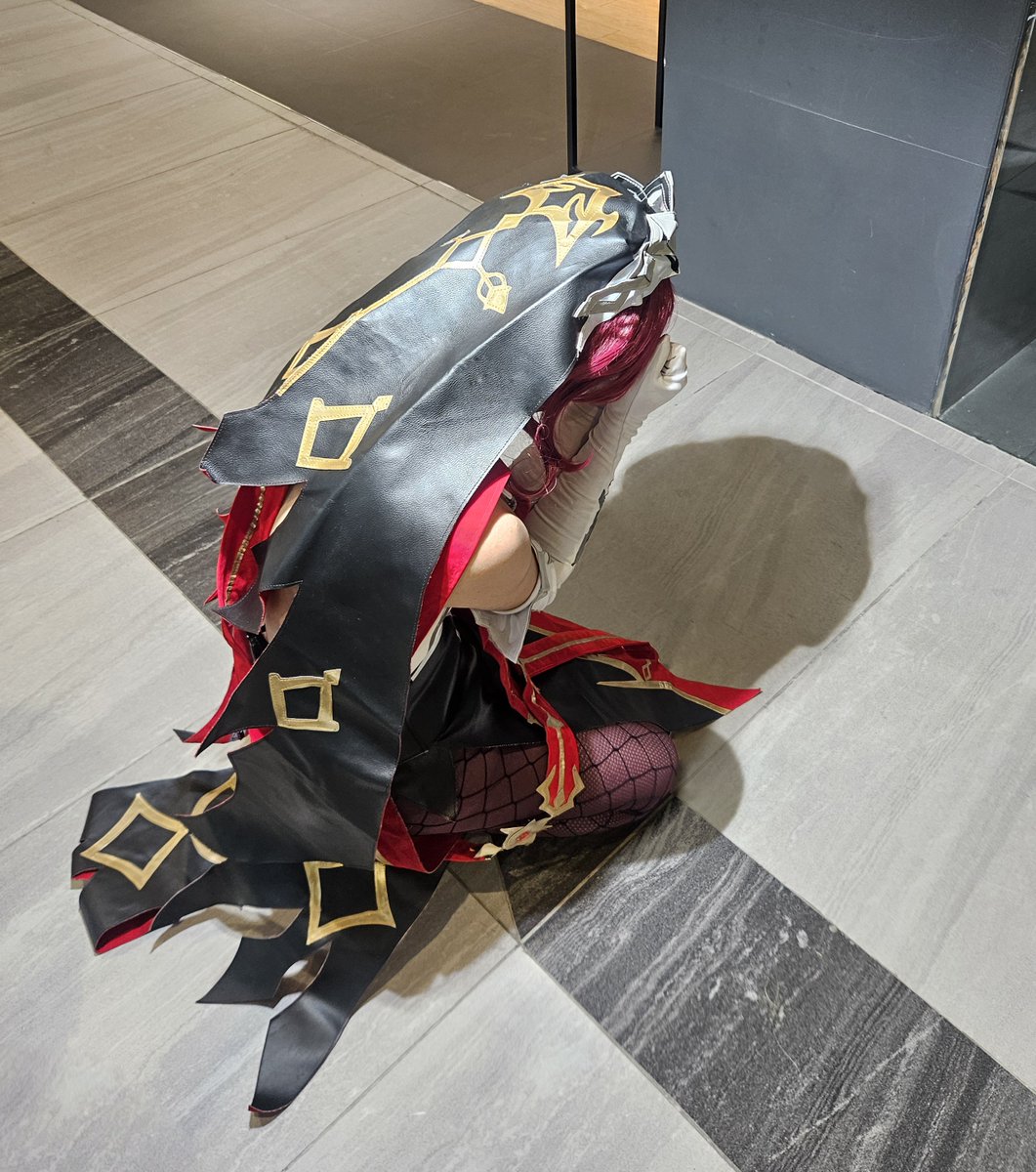 NhelleSy's tweet photo. WHERE'S THE CAR????

#cosplay #genshinimpact #rosaria #catshadow https://t.co/KI6DgpLDYY