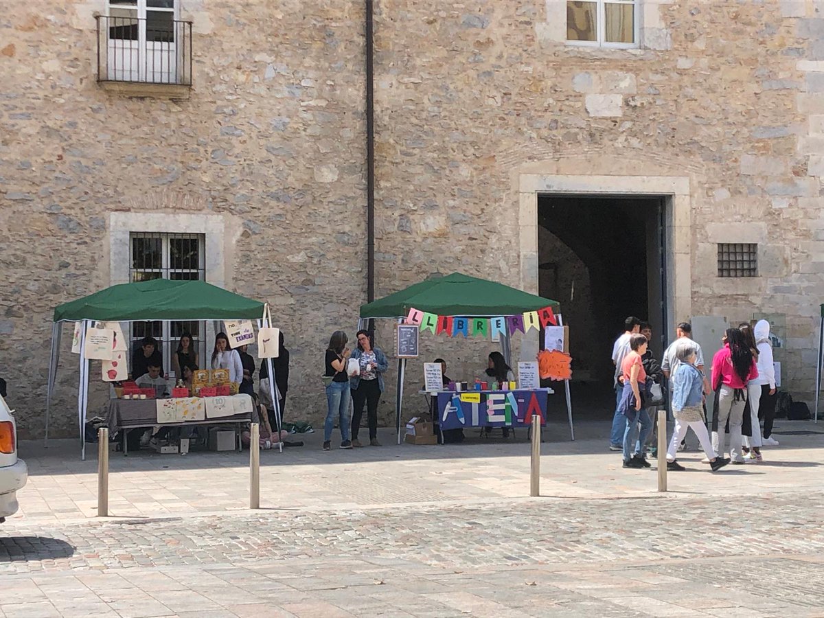 💼 Com cada any, les cooperatives d'alumnes de 4t d’ESO de l’optativa d’Economia van participar en la Fira #EmprenGi. Una  jornada per intercanviar productes amb altres centres i posar punt final al projecte emprenedor del curs!

#CooperativesEscolars #InstitutAbatOliba