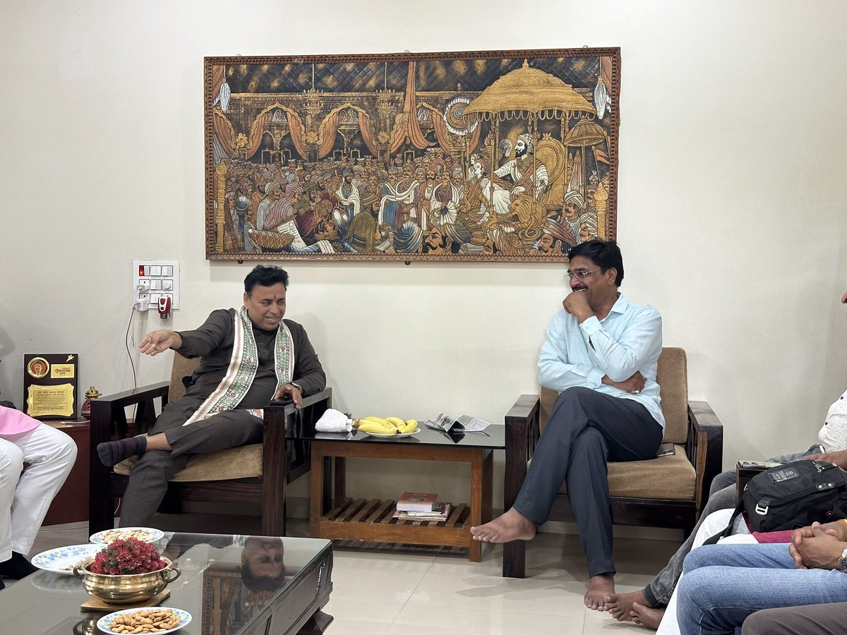 srbxe_'s tweet photo. Former National Secretary of @BJP4India, Shri @Sunil_Deodhar Ji, visited our residence Shriratna this morning for breakfast, accompanied by his dedicated team from @MyHomeIndia. He was warmly welcomed by my father, Adv. @gajendrabhosale, Vice President of BJP Dhule District. https://t.co/TDUlb2Im4H