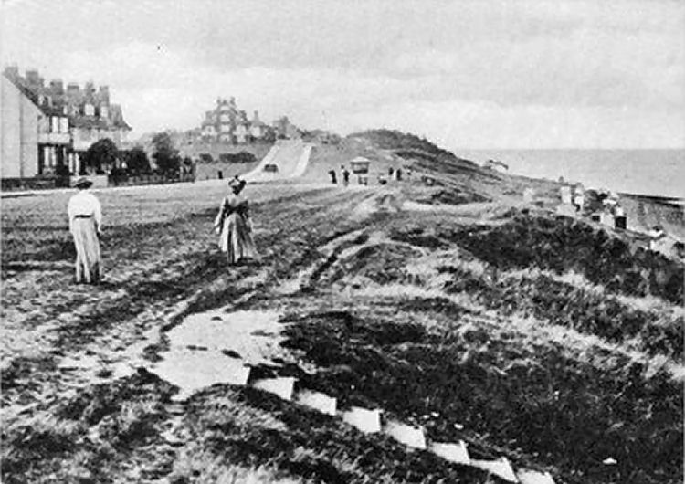 #OTD 1898 A horse v bicycle race took place over 300 yds on Marine Parade, #Tankerton.
Mr Foreman rode his horse and racing buggy, and one of Mr Foad's bicycles was ridden by one of his workmen.
The pace was estimated at 30 mph and the cycle won by a couple of lengths.