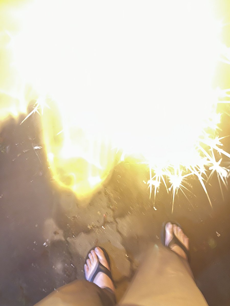 _i_asahi_'s tweet photo. 俺手持ち花火の写真の撮り方下手かも https://t.co/mliAycNd3k
