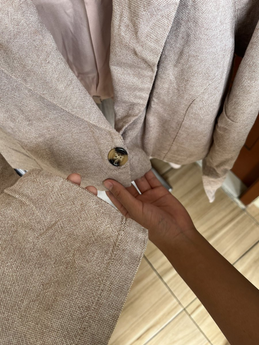 elephass's tweet photo. @yeahhokayYYh ni kakk blazer crop daei valino, good condition, aku jual 50k aja bisa oren yaa https://t.co/v5NgtbYE7X