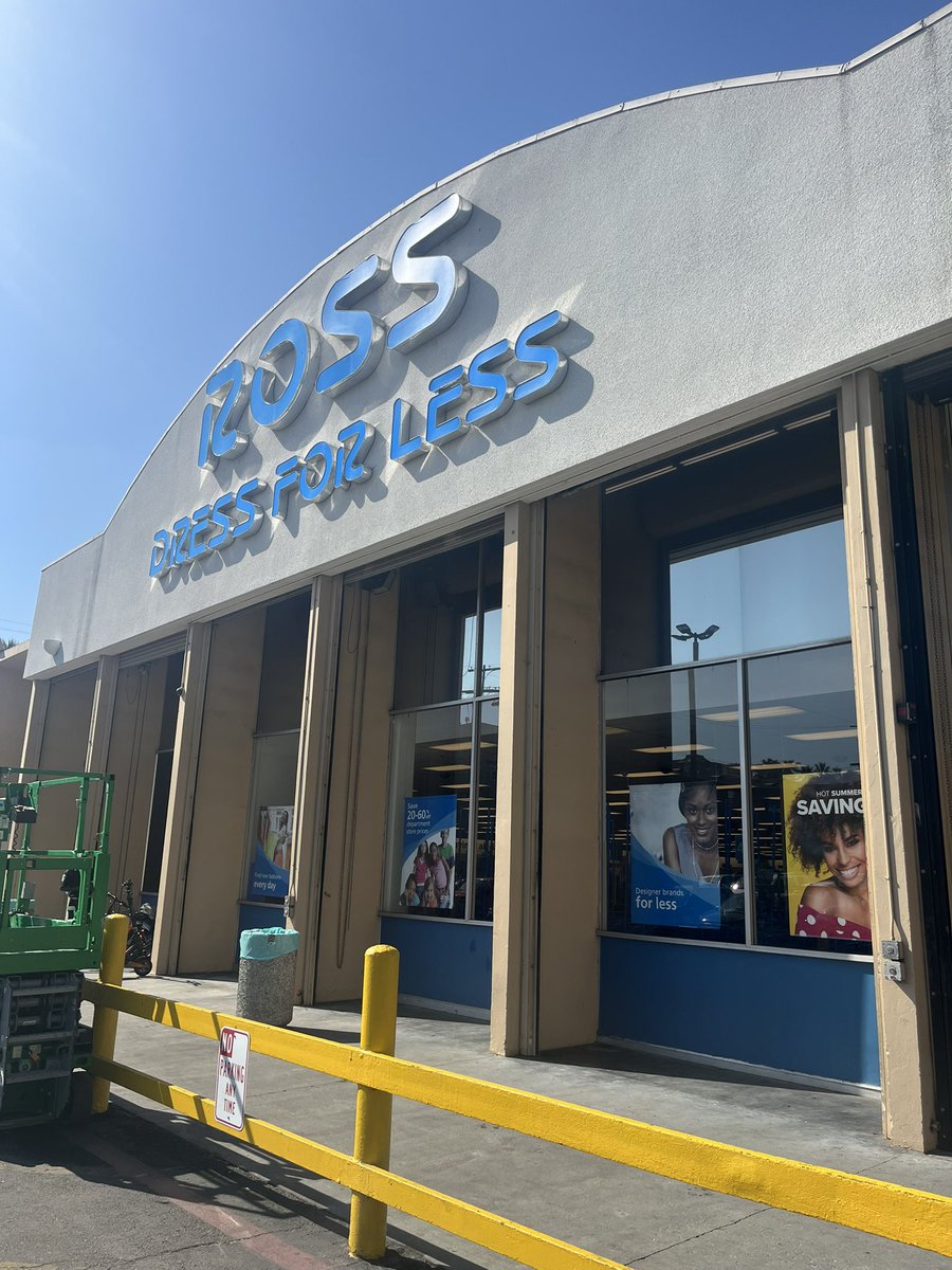 kow_oneforall's tweet photo. 仕事の隙間2時間で、アメリカでお馴染みのアパレル系ディスカウントストアROSSへ。ボトムス3、トップス5、靴5、靴下12、スーツケース大1、その他雑貨などで計550ドル。ブランド品をこれだけ買って約8万円は格安です。戦利品は写真の通り。買ったばかりのサ���ソナイトに放り込む。

#ROSS
#ロサンゼルス https://t.co/muMKrEChyS
