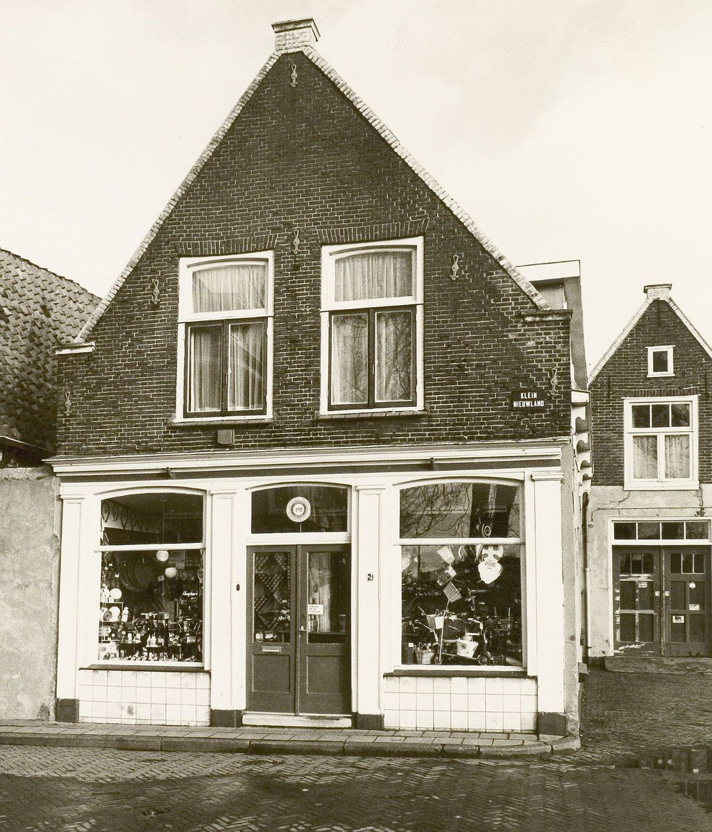 De bakfiets. De een vindt het ondingen met asociale bestuurders, de ander zweert erbij en vindt het super handig om de kids overal mee naar te vervoeren (zeker nu ze elektrisch zijn). Vroeger werd met bakfietsen veel meer vervoerd en werd er van alles en nog wat werd uitgehaald.