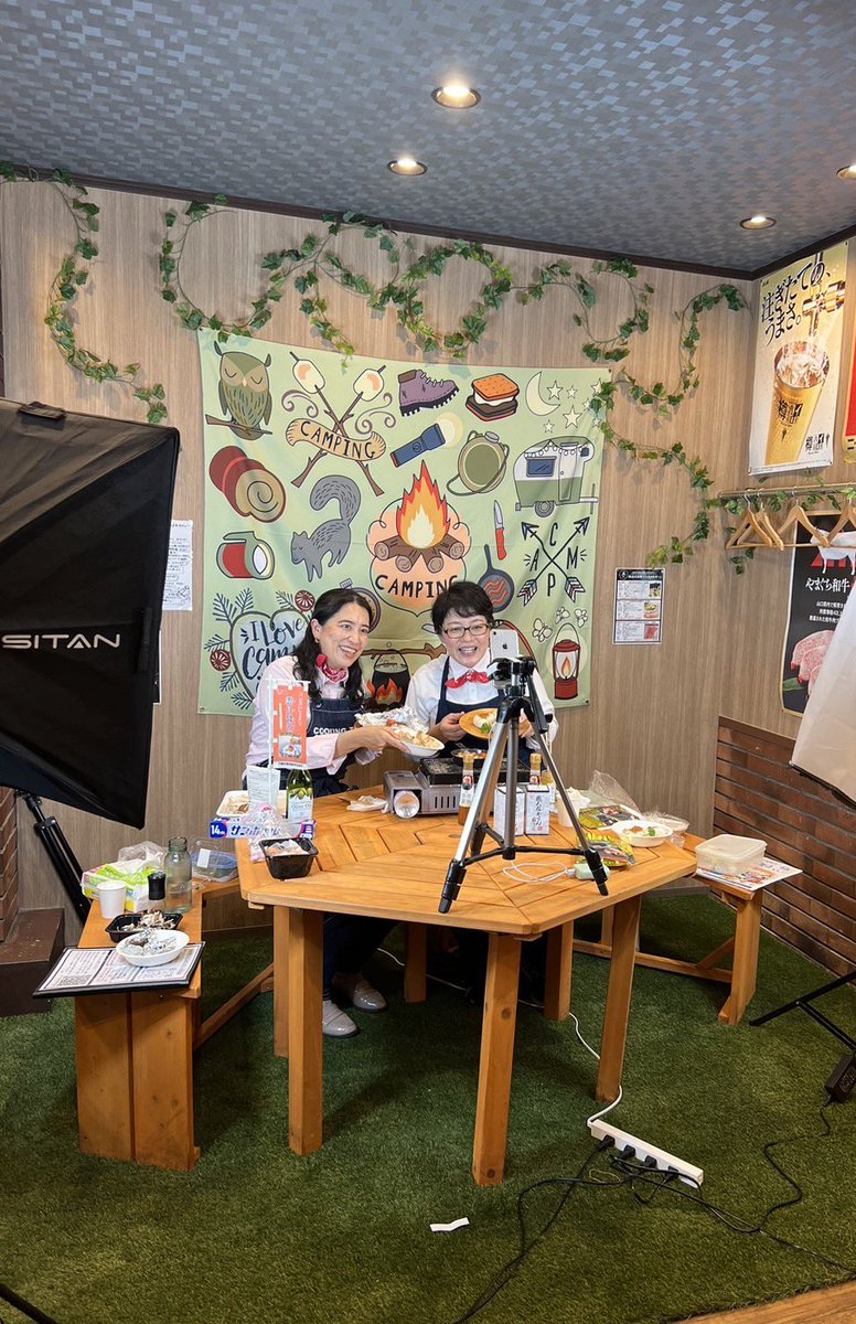 archivect_jp's tweet photo. 昨日、下関水陸物産(やまみうに)様の
インスタライブ配信現場にて、配信のお手伝いをさせていただきました👀📹
今回の配信テーマが「キャンプ飯」🏕️
ということで、終始賑やか＆美味しそうな匂いでいっぱいのライブでした🤣

大切な現場をお任せいただいてありがとうございました✨ https://t.co/16lUH1aUPV