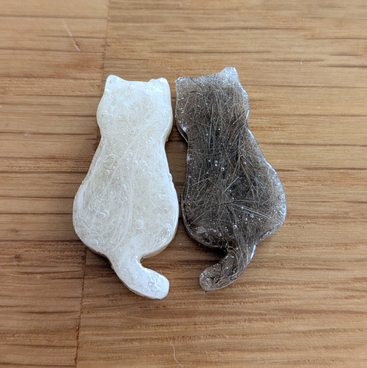 seren1001's tweet photo. うちの愛猫たち( ΦωΦ )
それぞれブラッシング後の抜け毛を少々頂いて
綺麗にしてからレジン加工ヽ(・∀・)ノ
柄までは流���に再現出来なかったけど可愛いから良し(´ω`)

 #猫
 #ハンドメイド 
 #レジン https://t.co/Ur3ZXpIBhi