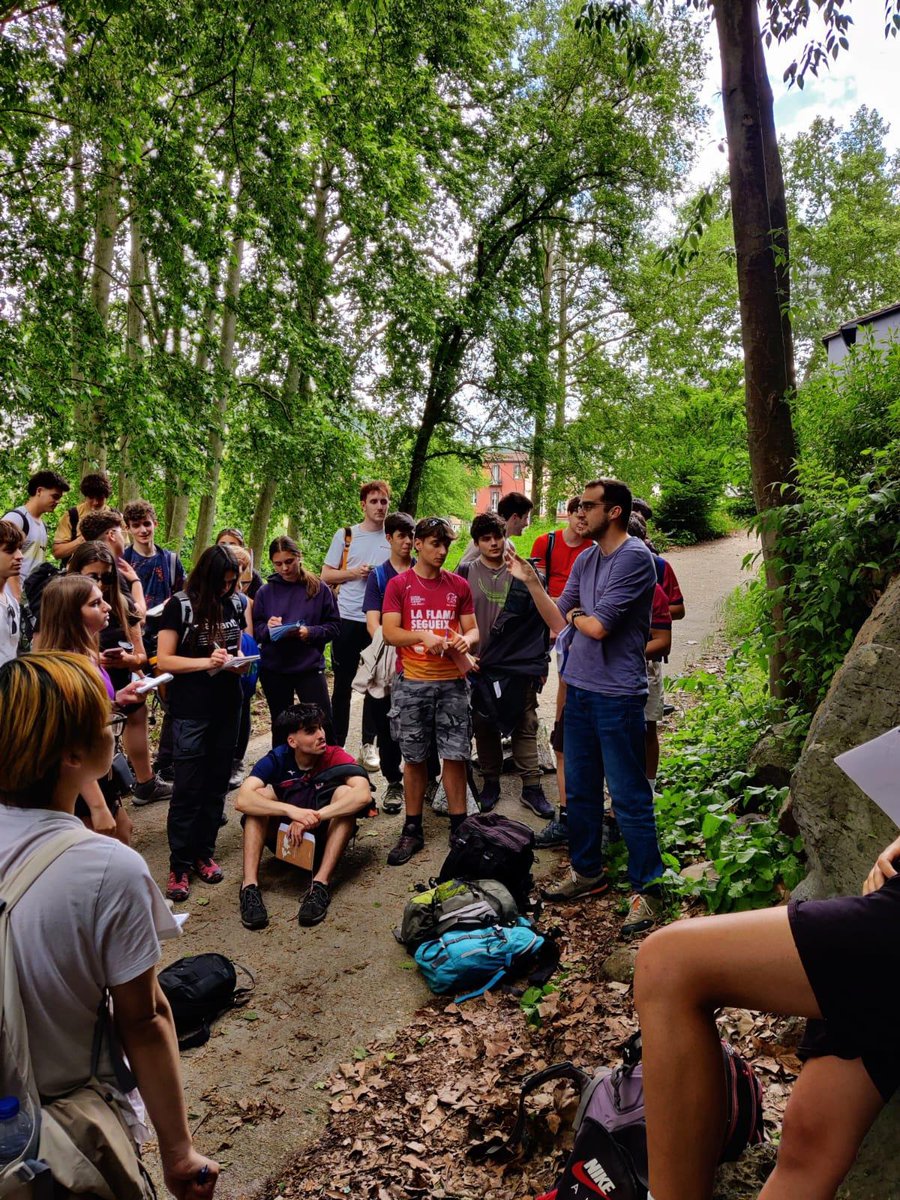 Geografia UAB (@geografia_uab) on Twitter photo Més sortides de treball de camp de l'alumnat de <a href="/Geografia_UAB/">Geografia UAB</a>: el grup de l'assignatura de Geomorfologia pels voltants de Banyoles i Olot amb el guiatge dels professors <a href="/JoanSolerGi7/">Joan Soler i Gironès</a> i <a href="/oscaraleman_m/">Òscar Alemán Milán</a>. Més sortides de treball de camp de l'alumnat de <a href="/Geografia_UAB/">Geografia UAB</a>: el grup de l'assignatura de Geomorfologia pels voltants de Banyoles i Olot amb el guiatge dels professors <a href="/JoanSolerGi7/">Joan Soler i Gironès</a> i <a href="/oscaraleman_m/">Òscar Alemán Milán</a>.