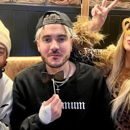 flawlessxcave's tweet image. wait... he looks handsome here