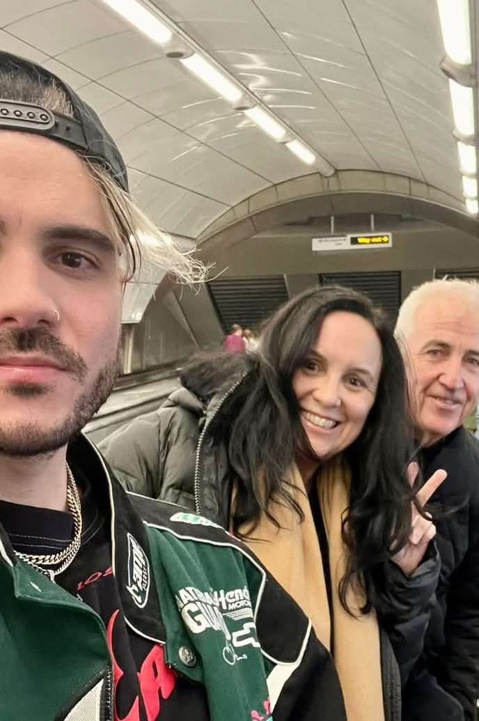 flawlessxcave's tweet image. wait... he looks handsome here