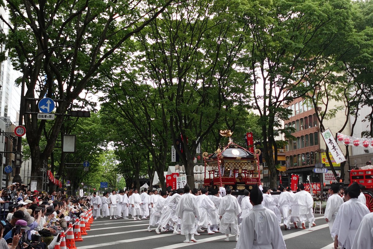 Tohoku_Network's tweet photo. 仙台の風物詩 #仙台・青葉まつり が開催されました！

#東北電力ネットワーク は #東北電力 と合同で従業員約９０名が参加し、時代絵巻巡行の一行として #青葉神社 の神輿を担ぎました💪

祭りの熱気に包まれた杜の都に、賑やかな祭囃子が鳴り響きました🔥

#宮城　#青葉まつり https://t.co/8P7pQgCFJI