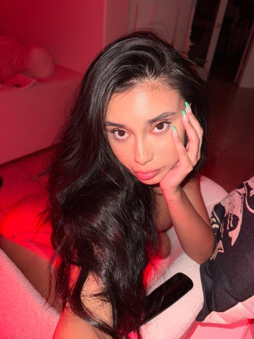 Watch YL's leaked NSFW photo on TwXstars