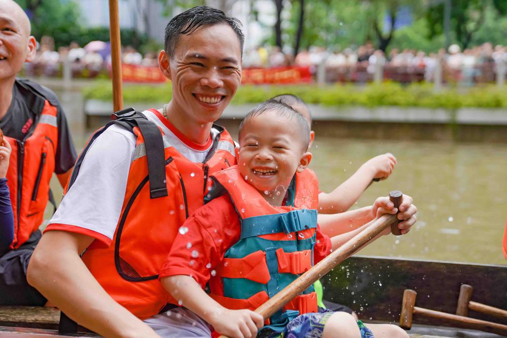 CulturalLingnan's tweet photo. City Life | The #CaiQing (Plucking the Greens) ceremony is a traditional ritual in #Guangdong before the #DragonBoatFestival. On May 18, despite heavy afternoon rain known as "Dragon Boat rain," crowds gathered along #Liede Chong (Creek) in Liede Village. Residents of all ages, undeterred by the downpour, joined in the festivities, marking the lively start of the #dragonboat season. #citylife