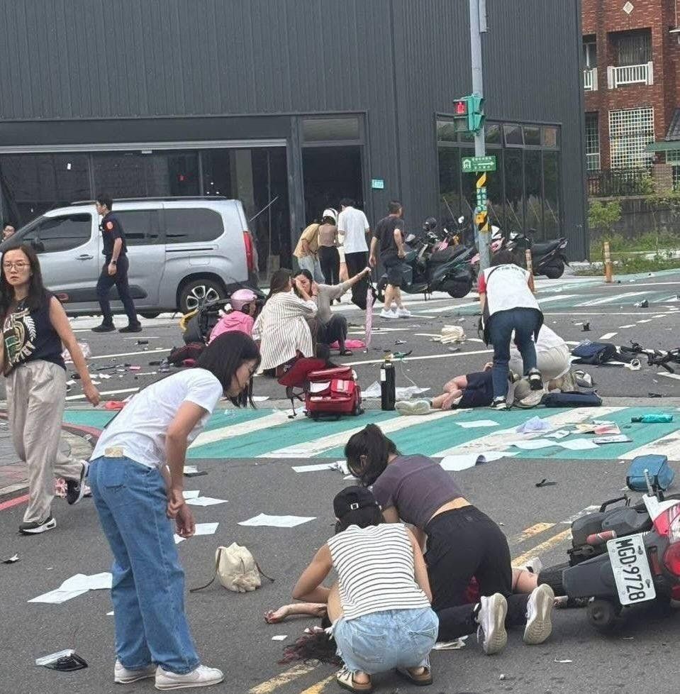 tonsoftanks's tweet photo. 5月19日下午，新北市北大國民小學外，78歲的餘姓男子駕駛小轎車闖紅燈並以極快的速度衝撞10餘人。事故造成15人輕重傷。 https://t.co/cTQzvbatGF