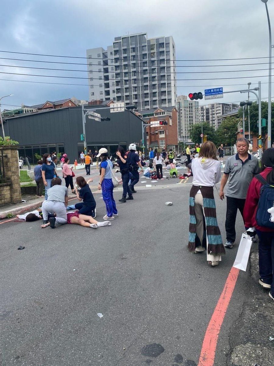5月19日下午，新北市北大國民小學外，78歲的餘姓男子駕駛小轎車闖紅燈並以極快的速度衝撞10餘人。事故造成15人輕重傷。