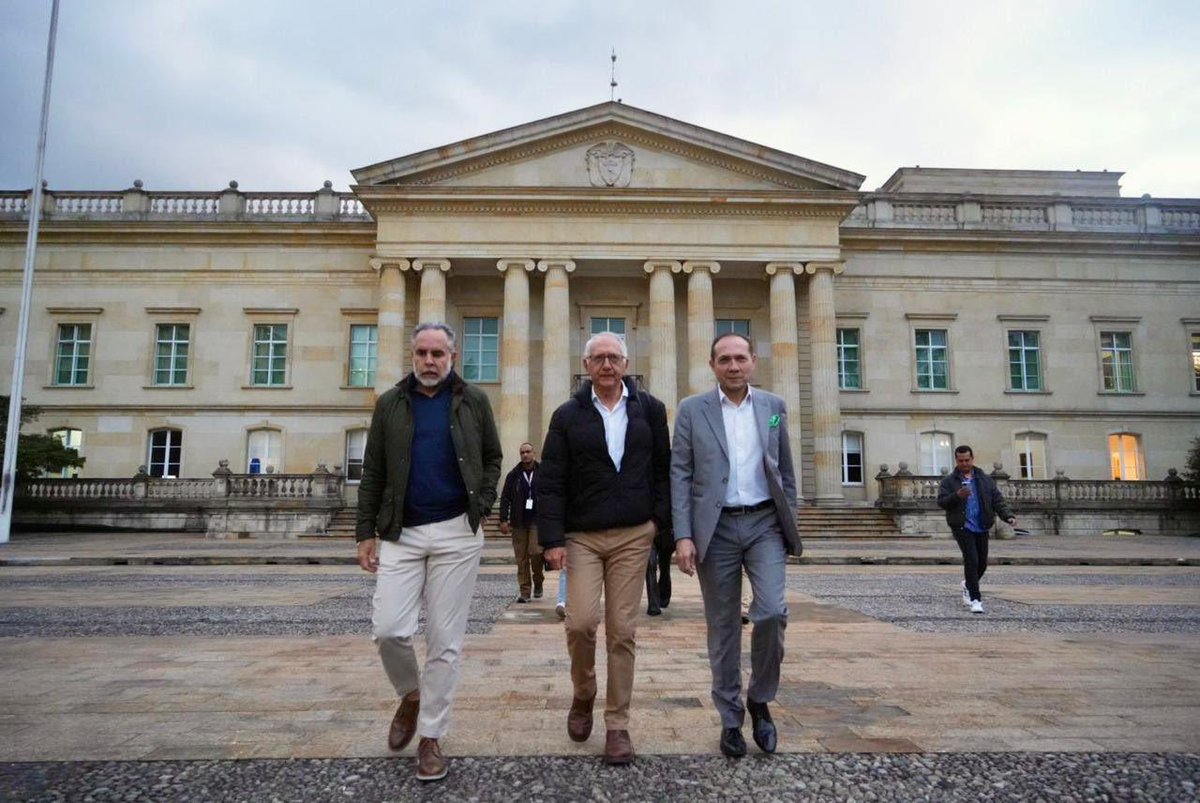 “Se van a tener que encontrar con el pueblo”. Ese momento llegó, y hoy damos el primer paso.

Por eso, radicamos nuevamente la #ConsultaPopular con 16 preguntas, 4 de ellas dedicadas al sistema de salud.

Desde el Gobierno del Cambio, acompañamos a los colombianos en su voluntad