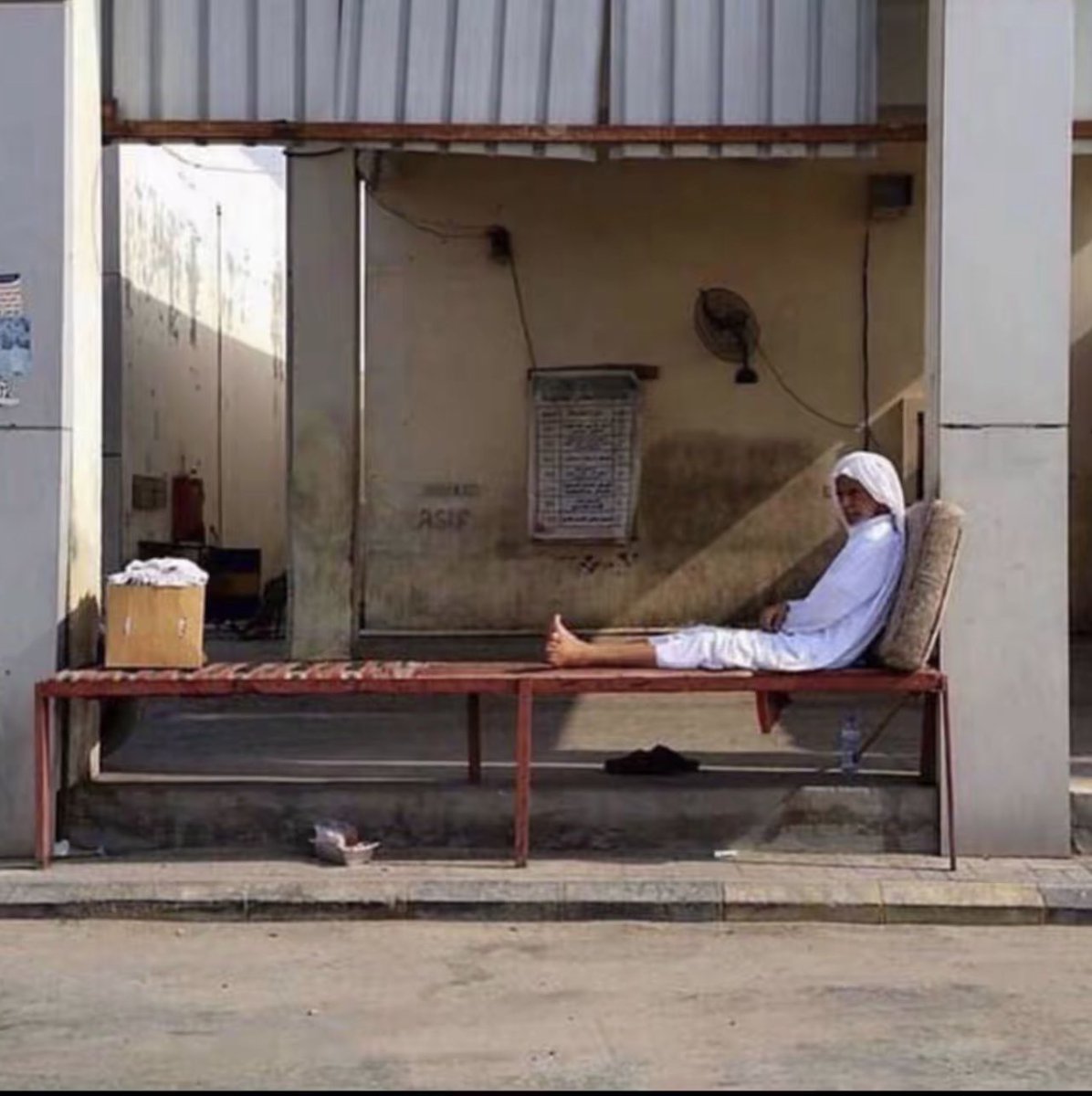 وانا لغير الله ما قلت عطني 
وليا بدالي حاجتن قلت يالله 
لو الضما والجوع يسكن ببطني
ماخذت زاد اللي يمده بيسراهـ