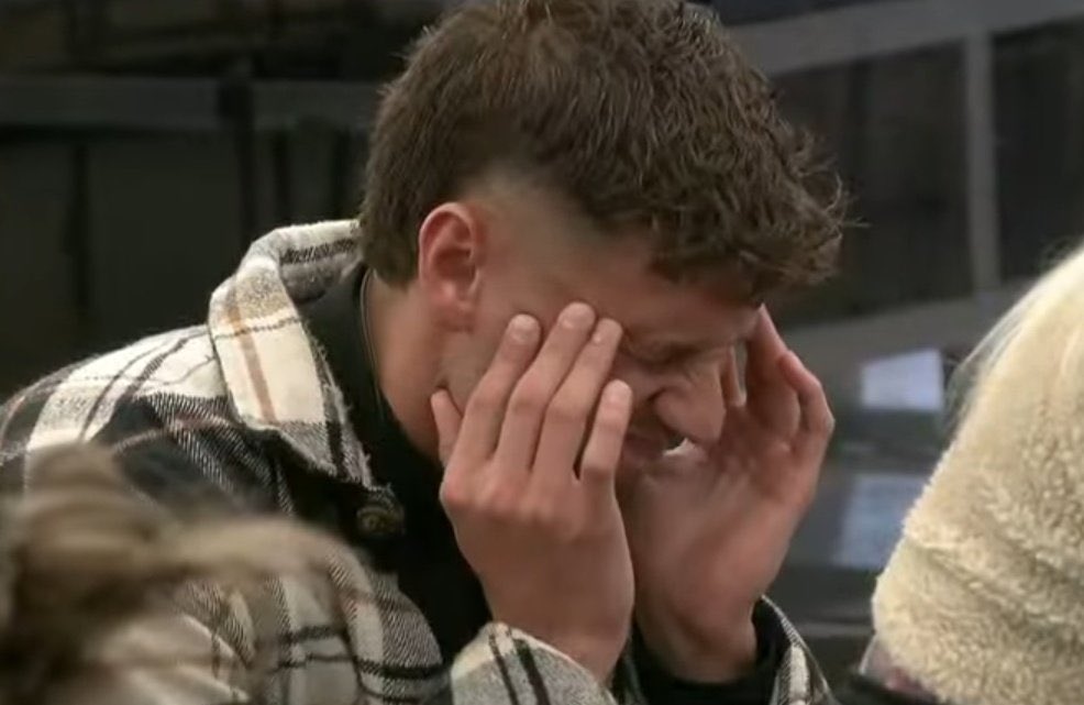 Santiago es una lacra manipuladora. Llora por mujeres que usó de escudo: Luciana, Martina, Lucía y hasta Luz, que nunca la ayudó en alguna placa. Se hace la víctima y es más falso que billete de 3 pesos el uruguayo #GranHermano