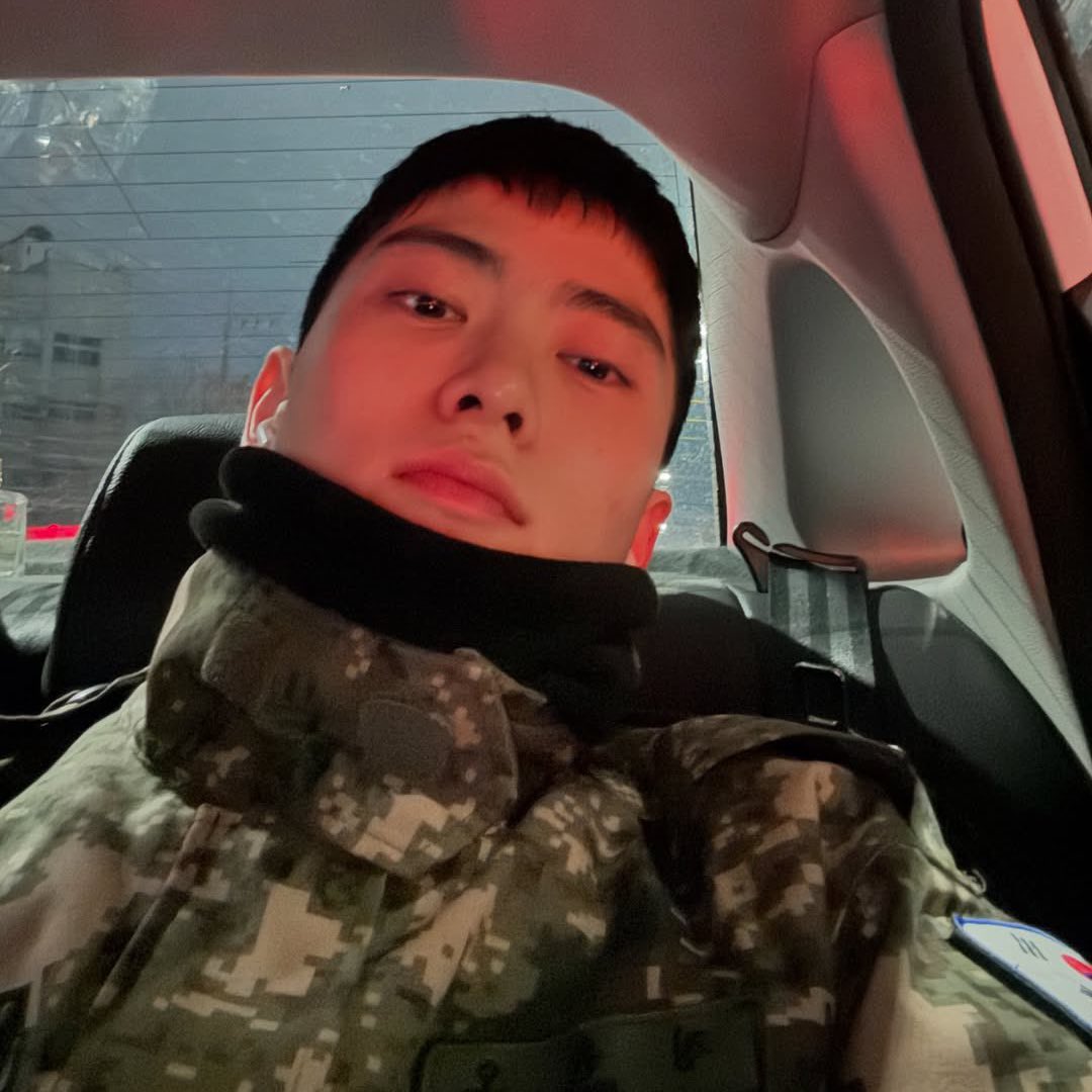 dearestyunoh's tweet photo. military air hits jaehyun differently https://t.co/xzMvnv46so