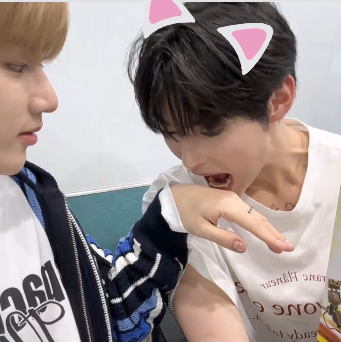 alphaneul's tweet image. 🐈 bad kitty
🐈⬛ binneul
🐈 dombottom!neul, subtop!bin
🐈⬛ multi-chapter (chap 1 is ~4.5k)
🐈 cat hybrid!bin
🐈⬛ power imbalance
🐈 slow burn (with a dangerous edge)
🐈⬛ archiveofourown.org/works/65719903…