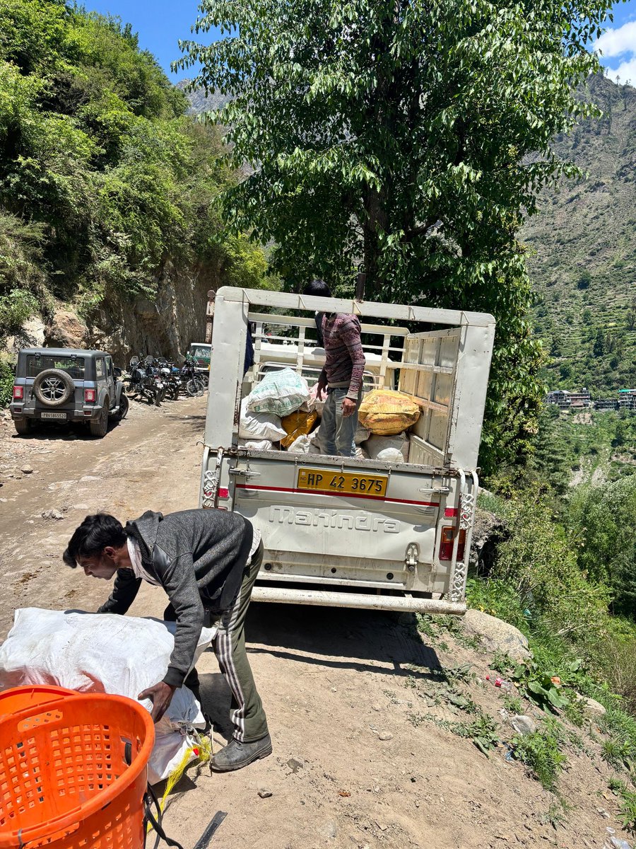 iPradeepSangwan's tweet photo. If waste is segregated how many cows can be fed on a daily basis 

Every household must reintroduce this simple lifestyle practice to keep the solid waste segregated 

#HealingHimalayas #Kullu #ParvatiValley https://t.co/ala5y6Jx7w