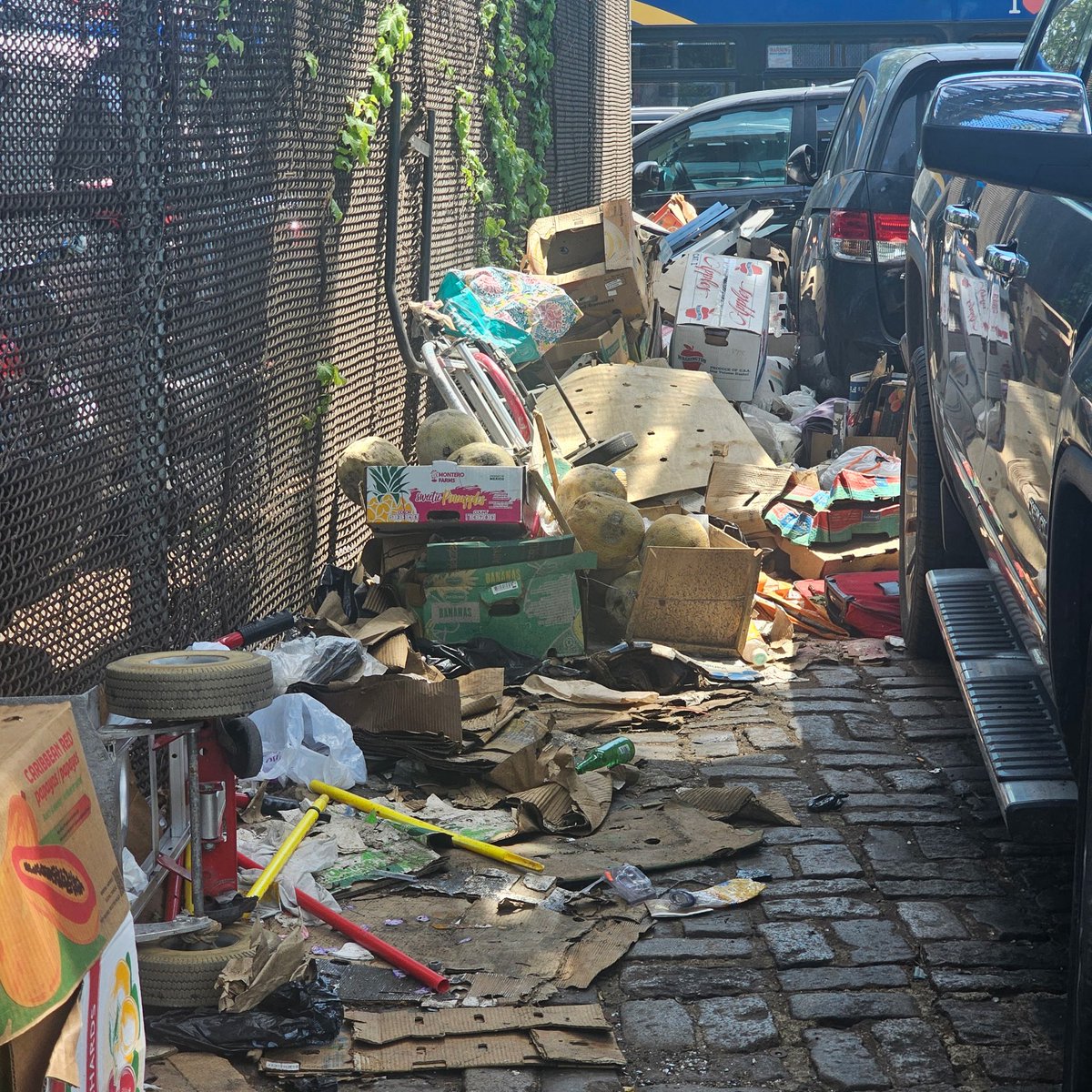 ohhdomo's tweet photo. This is unacceptable by mta/nycta....they should be held accountable for there property  @NYCMayor @News12BX @MTA @nycgov @NYCMayorsOffice https://t.co/eIcWWmSpdU