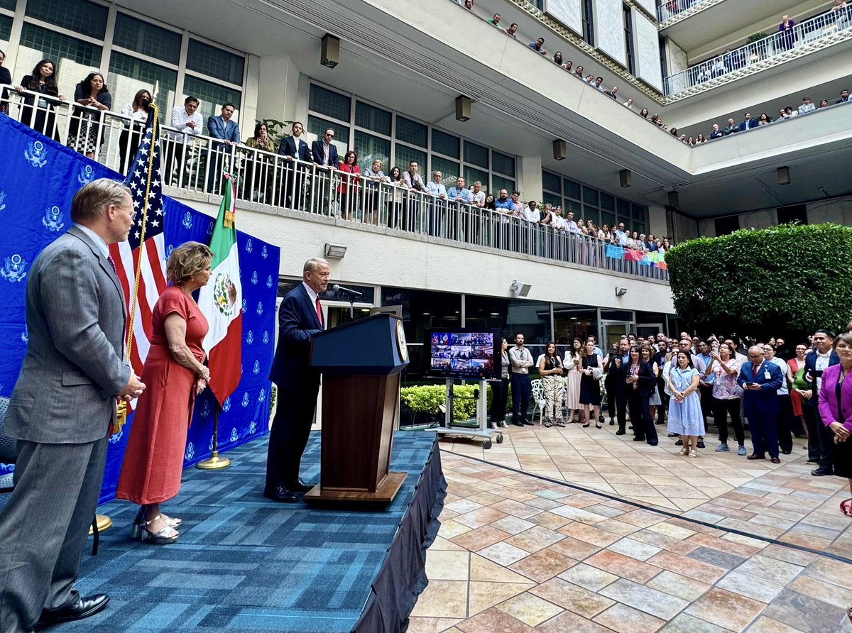 Hoy me reuní con el gran equipo de la Embajada y los nueve consulados generales de 🇺🇸 en 🇲🇽. Con su entrega, alcanzaremos la visión de <a href="/POTUS/">President Donald J. Trump</a> <a href="/realDonaldTrump/">Donald J. Trump</a>: que ambos países sean más prósperos, más seguros y más fuertes. La relación bilateral es clave.