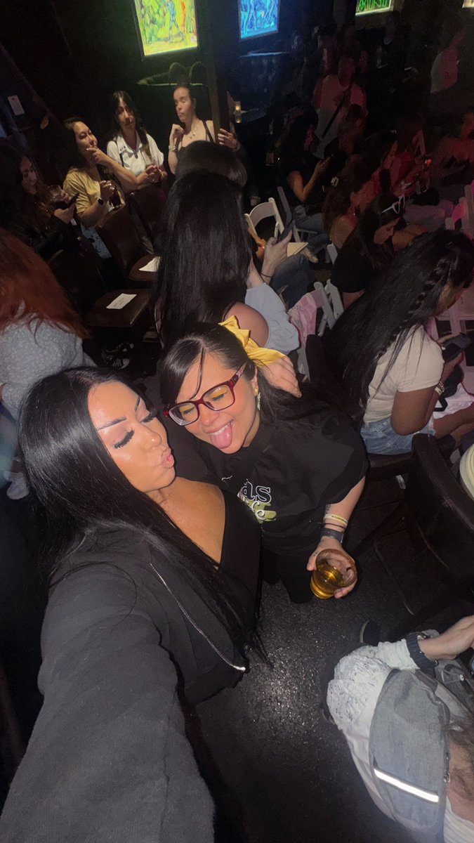 resalipps's tweet photo. seeing @carlajonas at the sturniolo triplets show and a 1/3 jonas show in less than a month is kinda like seeing a rare fossil THATS THE SIS! https://t.co/59u6IBBtJX