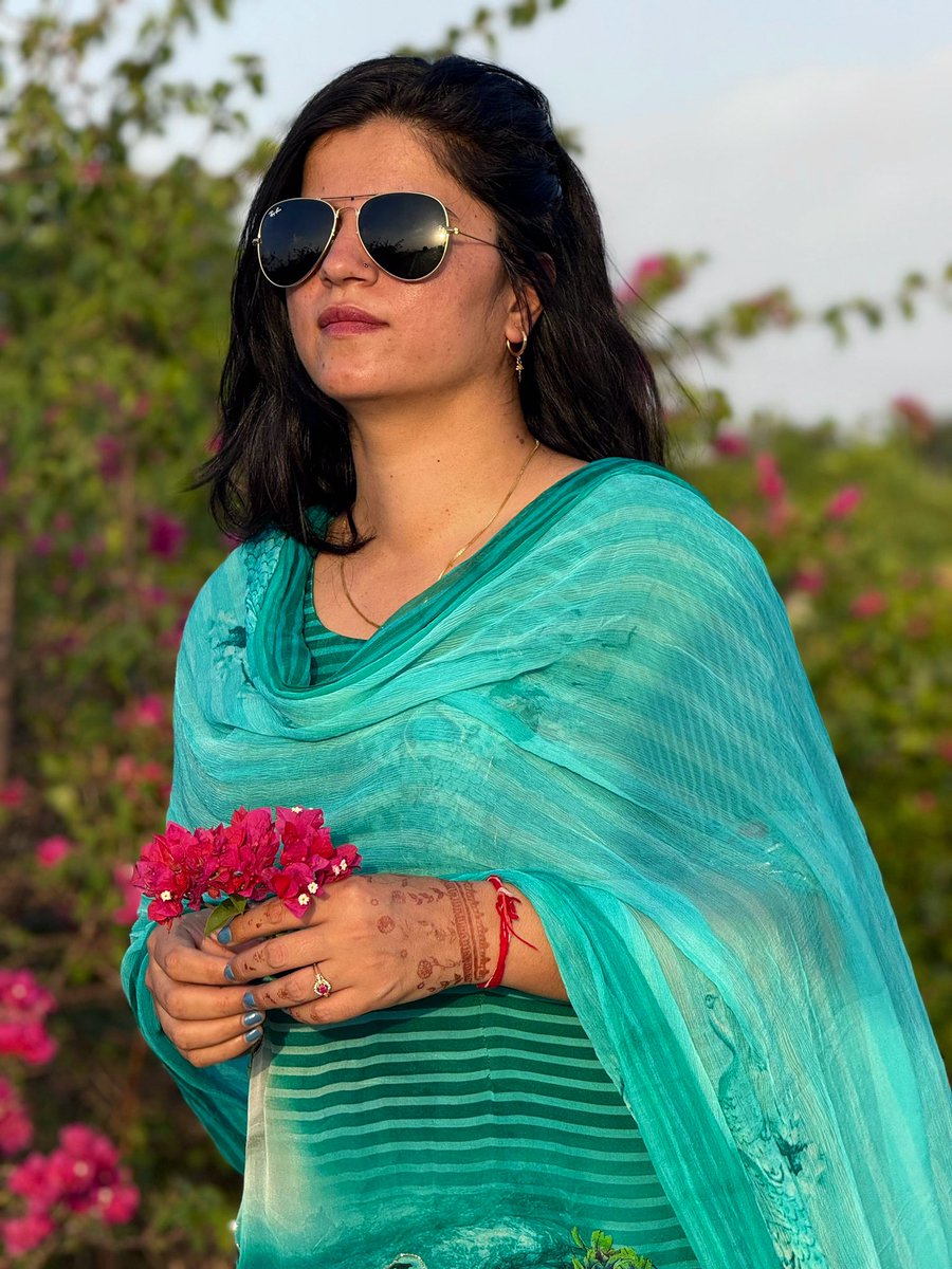 कितनी ख़ूबसूरत हो जाती है दुनिया,

जब कोई सुबह सुबह कहता है कि तुम बहुत याद आ रहे हो.......!!!💫🧡🌼🌟❤️🫶🏻😍