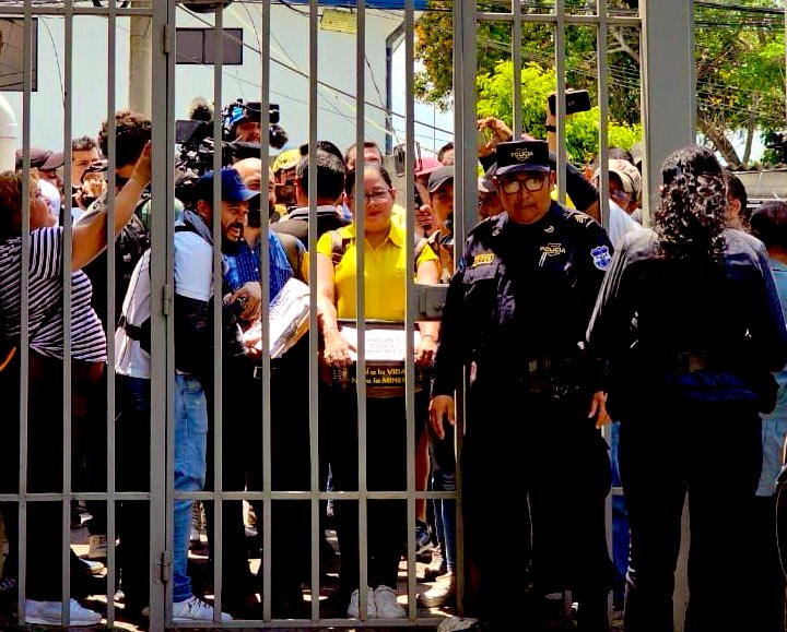 NoahFBullock's tweet photo. POV: “Aquí casual con 60,000 mil firmas apoyando mi demanda de inconstitucionalidad de la Ley de Minería Metálica y miles de gente respaldando mi liberación.” #LiberenARuth #TenganDecencia #ElSalvador #SoSElSalvador #DDHH Defender derechos no es delito https://t.co/y6sudk4zfG