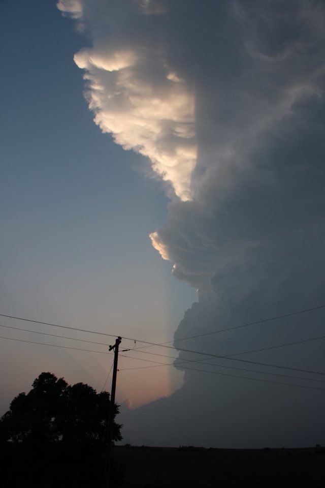 StormChaseTeam's tweet image. CHASE DAY 4: Yesterday’s dry line cooked up some great views for us near the Kansas/Oklahoma border ⛅️