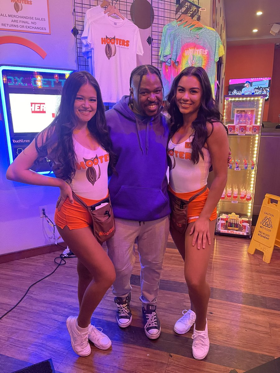 MagicHandz's tweet image. Bruh.. all you do at #HOOTERS is come in with your boys. Look at the women and eat ya fucking food and have a good time. It’s not hard. 🤣🤣