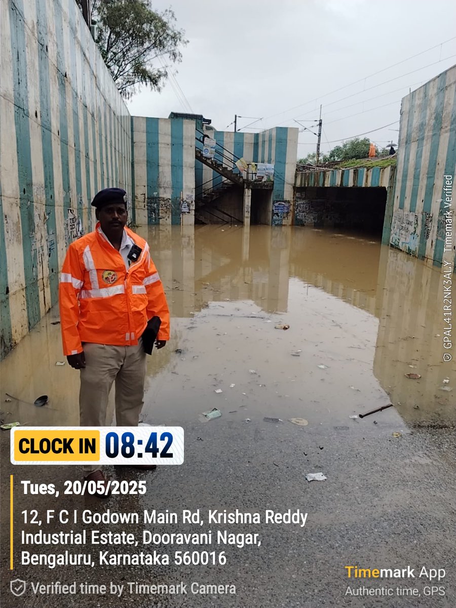 KRPURATRAFFIC's tweet photo. ಸಂಚಾರ ಸಲಹೆ 

ವಿಜಿನಾಪುರ- FCI Godown  ಕಡೆಯಿಂದ  ಬೆನ್ನಿಗಾನಹಳ್ಳಿ ಮೆಟ್ರೊ ಕಡೆಗೆ ಹೋಗುವ ರಸ್ತೆಯಲ್ಲಿ ರೈಲ್ವೇ ಅಂಡರ್ ಪಾಸ್ ಕೆಳಗೆ ಮಳೆ ನೀರು ನಿಂತಿರುವುದರಿಂದ ಬೆನ್ನಿಗಾನಹಳ್ಳಿ- ಟಿನ್ ಫ್ಯಾಕ್ಟರಿ ಕಡೆಗೆ ಹೋಗುವ ವಾಹನಗಳ ಸಂಚಾರ ಬಂದ ಮಾಡಲಾಗಿದೆ. ಇದನ್ನು ಶೀಘ್ರವೇ ತೆರವುಗೊಳಿಸಲಾಗುತ್ತಿದ್ದು,  ವಾಹನ ಚಾಲಕರು ಸಹಕರಿಸಲು ಕೋರಿದೆ. https://t.co/2NRftQdEAl