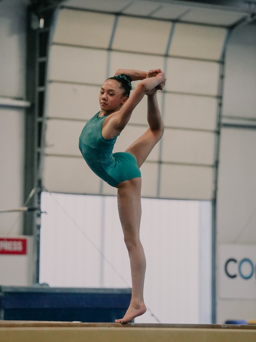 a moment for Vivi Crain's scorpion turn... this time on beam! 🤩