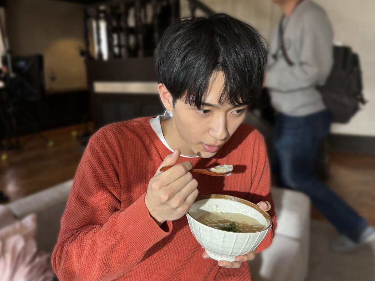 tx_dearmybaby's tweet photo. #ディアマイベイビー 
✦𝗢𝗙𝗙 𝗦𝗛𝗢𝗧✦

拓人が恵子の看病をするシーン🎬
恵子さん目線の
オフショットいただきました✨!!
#野村康太 

第𝟳話無料見逃し配信中✔︎
https://t.co/2eIVMWLbaB

第𝟴話「ドブネズミ見〜つけた」
𝟱/𝟮𝟯(金)深夜𝟮𝟰:𝟭𝟮放送!!
※放送時間変更の可能性があります。 https://t.co/PvlXn0vycr