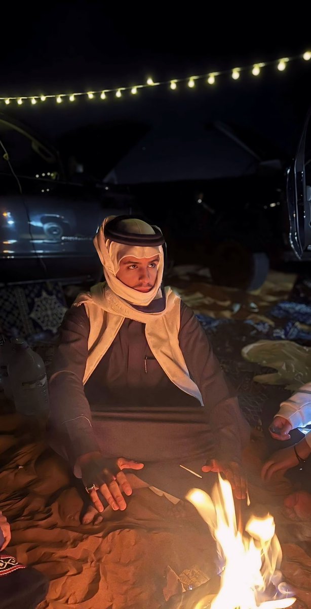 راسي عنيد وما خلق من يهدّه
مثل الجبل ما هزّه الريح ياهيه
أعرف حزامي لا إرتخى كيف أشدّه
والقلب مببببطي للشدايد مضرّيه