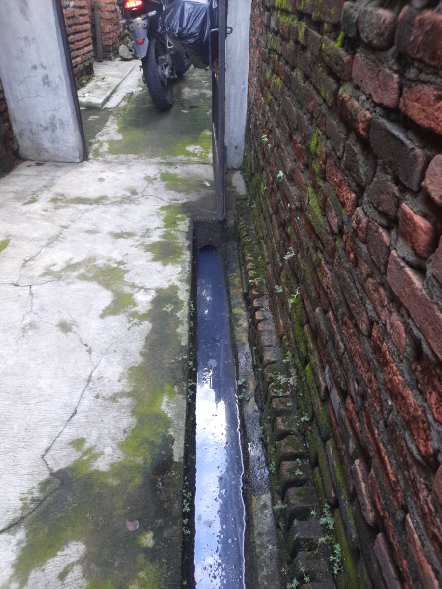 mohamad_rizki's tweet photo. @DKIJakarta kondisi tdk hujan. Got depan rumah lambat mengalir ke got utama di jl basuki rahmat No 17 RT/RW 5/9 kelurahan rawabunga kecamatan jatinegara. Seharus got itu diperdalam. https://t.co/fX3lWB7FDj